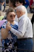 Пожилые люди танцуют в парке