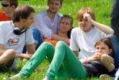 Компания молодых людей на природе