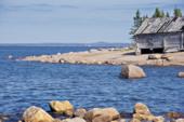 Россия. Природа России. Белое Море. Пушлахта. Поморский берег. Деревня Юково. Деревянные дома у реки