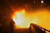 Промышленность России. Чусовской металлургический завод. Раслпвленный металл. Рабочий в плавильном цехе