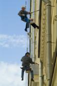 Москва. Большая Никитская улица. Рабочие альпинисты красят фасад. Реставрация