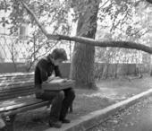 Москва. Студент с книжкой в сквере. 80-е