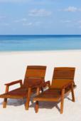 Мальдивы. Кресла на пляже