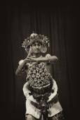 Шри-Ланка. Сепия. Танцующий мужчина. Национальный танец.