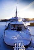 Лодка в снегу. Замерзшая река